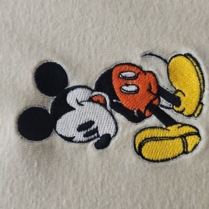🍀Disney Cream Cropped Tee with Mickey Embroidered: Womens XL🍀